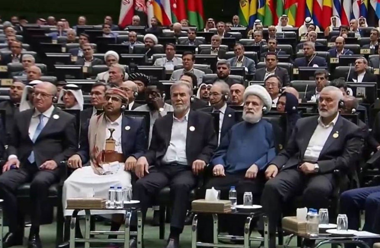 Geraldo Alckmin próximo ao líder político do Hamas, Ismail Haniyeh na terça-feira (30)