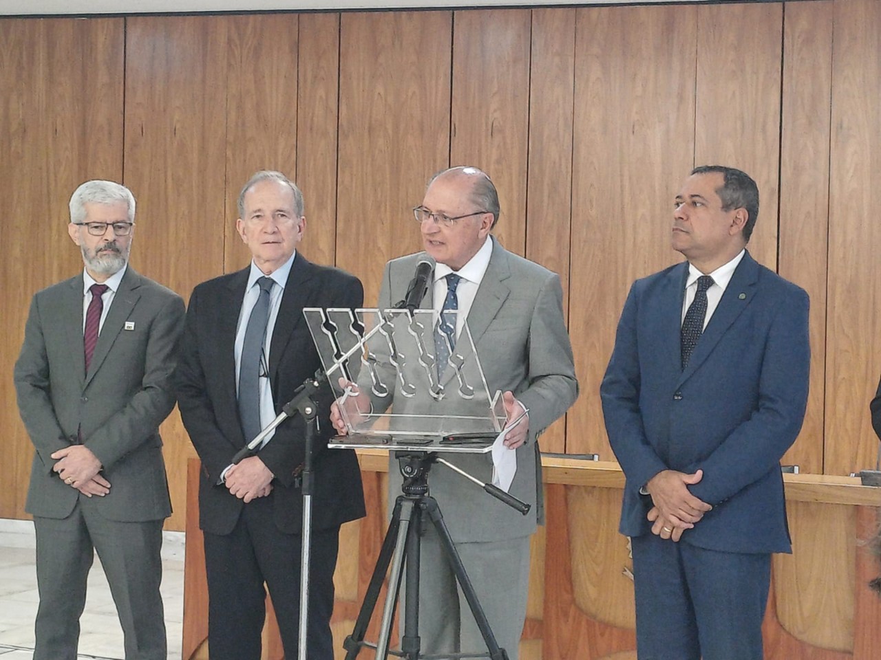 Geraldo Alckmin afirmou que com a aprovação do pacote fiscal no Congresso, dólar deve baixar