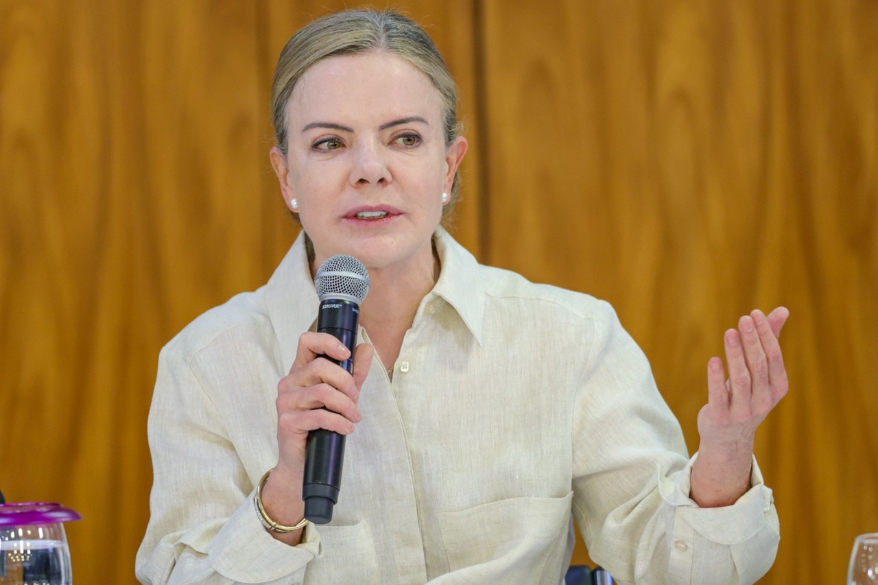 Em entrevista, ministra de Relações Institucionais, Gleisi Hoffmann, defendeu o ministro da Previdência, Carlos Lupi, após esquema de fraudes no INSS