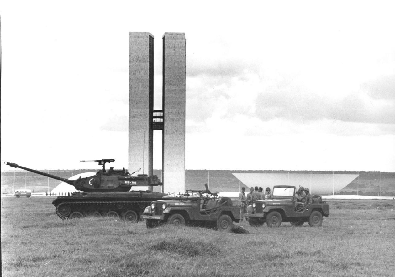 Tanque e viaturas do Exército colocados no gramado central da Esplanada dos Ministérios, em frente ao Congresso Nacional, após a deflagração do golpe militar de 1964