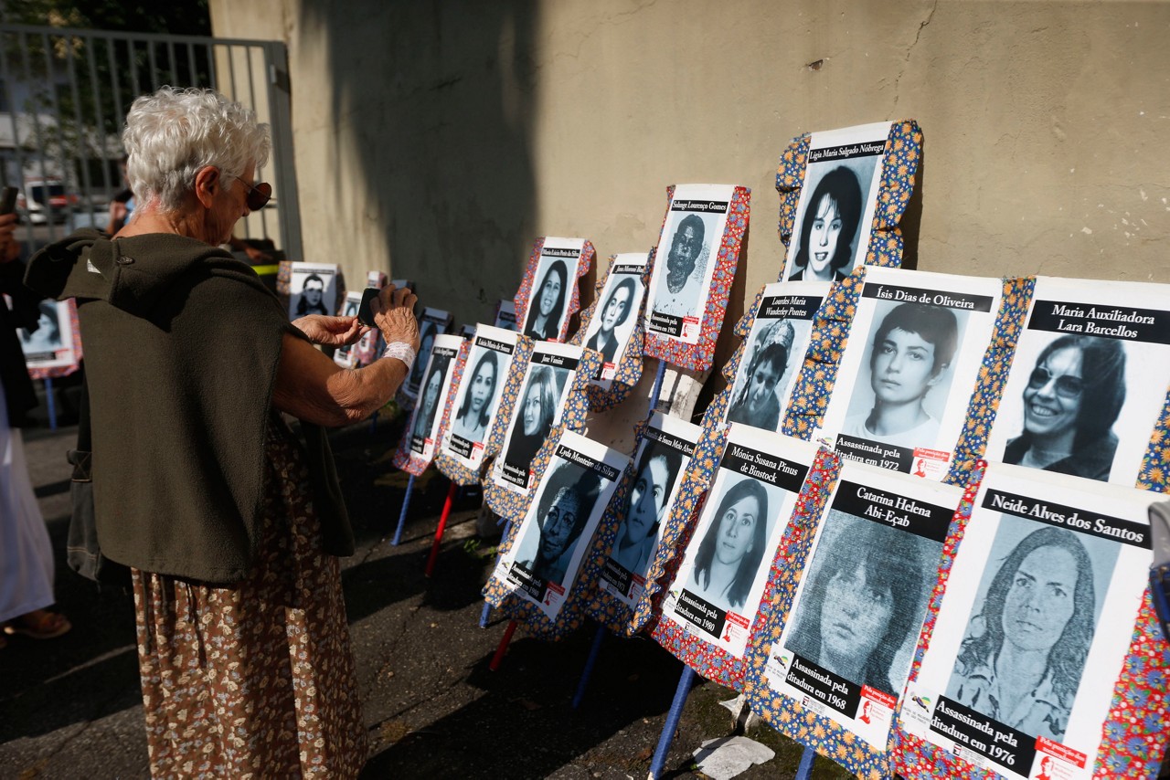 Ato lembra 60 anos do Golpe de 1964, na frente de uma das unidades do DOI-Codi