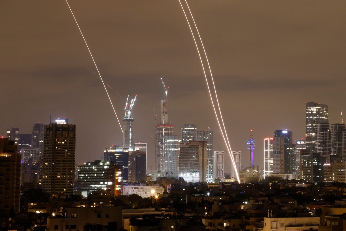 Os sistemas de defesa aérea israelenses são ativados para interceptar mísseis iranianos sobre a cidade israelense de Tel Aviv em meio a uma nova barragem de foguetes iranianos em 16 de junho de 2025