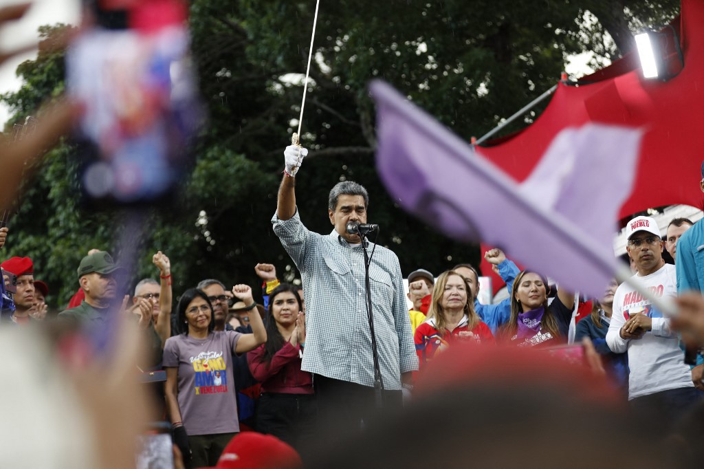 O presidente venezuelano, Nicolás Maduro, faz um discurso enquanto segura uma réplica da espada do libertador Simón Bolívar durante um comício em Caracas