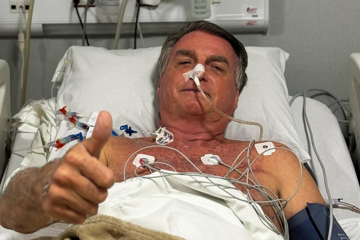 O ex-presidente Jair Bolsonaro publicou uma foto internado em suas redes sociais na sexta-feira (11)