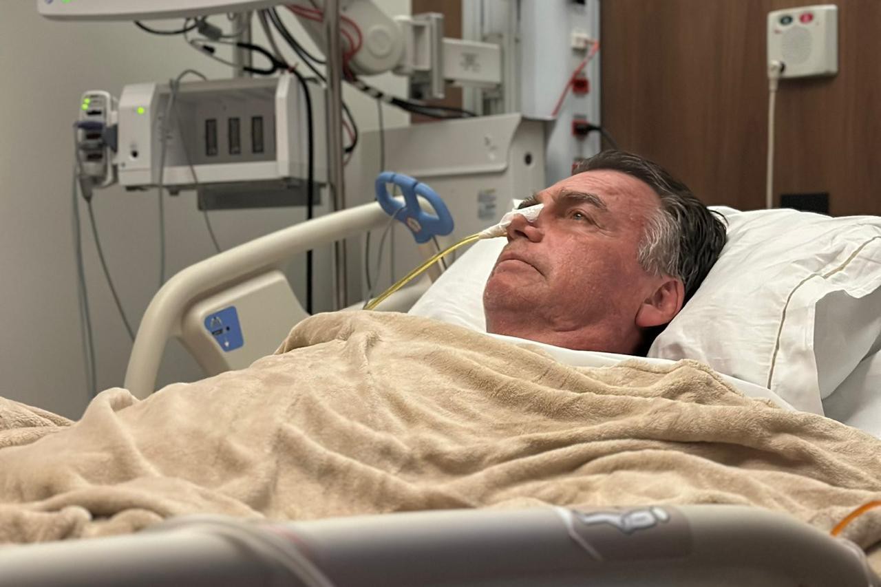 O ex-presidente Jair Bolsonaro deve ficar internado em hospital de Brasília por cerca de duas semanas
