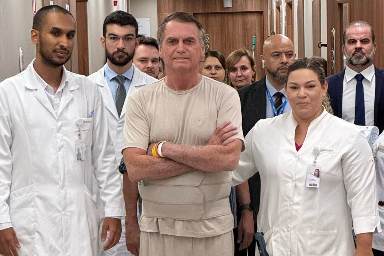 O ex-presidente Jair Bolsonaro (centro) tem apresentado evolução no quadro pós-operatório e deve receber alta ainda nos próximos dias 
