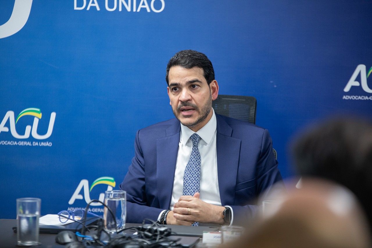 Jorge Messias criticou ações que miram os gastos com viagens internacionais de Janja