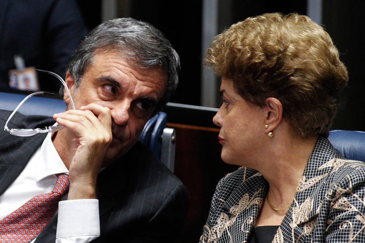 José Eduardo Cardozo e Dilma Rousseff no plenário do Senado em 29 de agosto de 2016; dois dias depois, a então presidente foi destituída