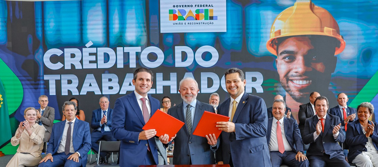 O presidente Luiz Inácio Lula da Silva (PT) ao lado de Hugo Motta, presidente da Câmara dos Deputados, e Davi Alcolumbre, presidente do Senado, durante a cerimônia de lançamento do programa "Crédito do Trabalhador", no Palácio do Planalto.