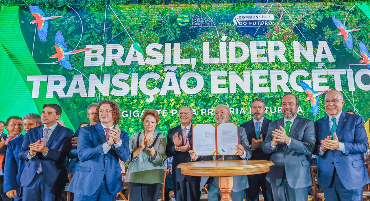 O presidente Lula ao lado de ministros do governo, de Dilma Rousseff e de Arthur Lira na sanção do 'combustível do futuro'