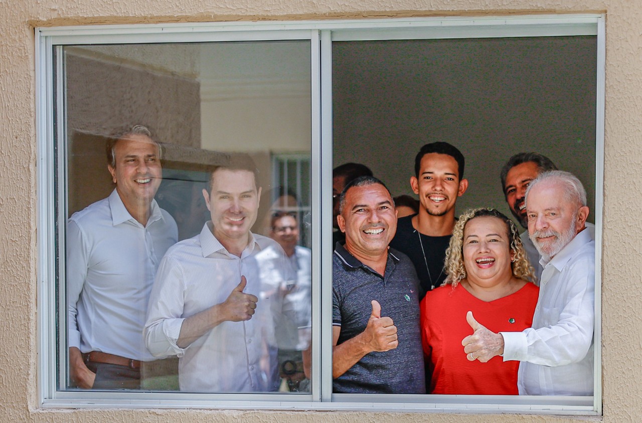 Lula com os ministros Camilo Santana (Educação) e Jader Filho (Cidades) em entrega de moradia popular em Fortaleza (CE)