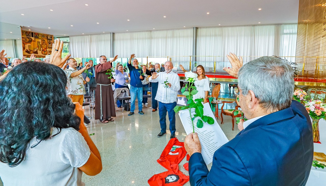 Lula ao lado de Janja e de líderes religiosos em ato promovido para comemorar os cinco anos de sua liberdade