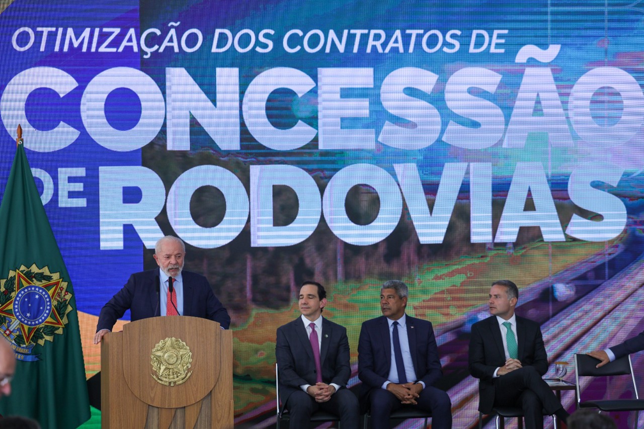 O presidente Lula lançou a política para modernizar contratos de concessão rodoviária no Palácio do Planalto