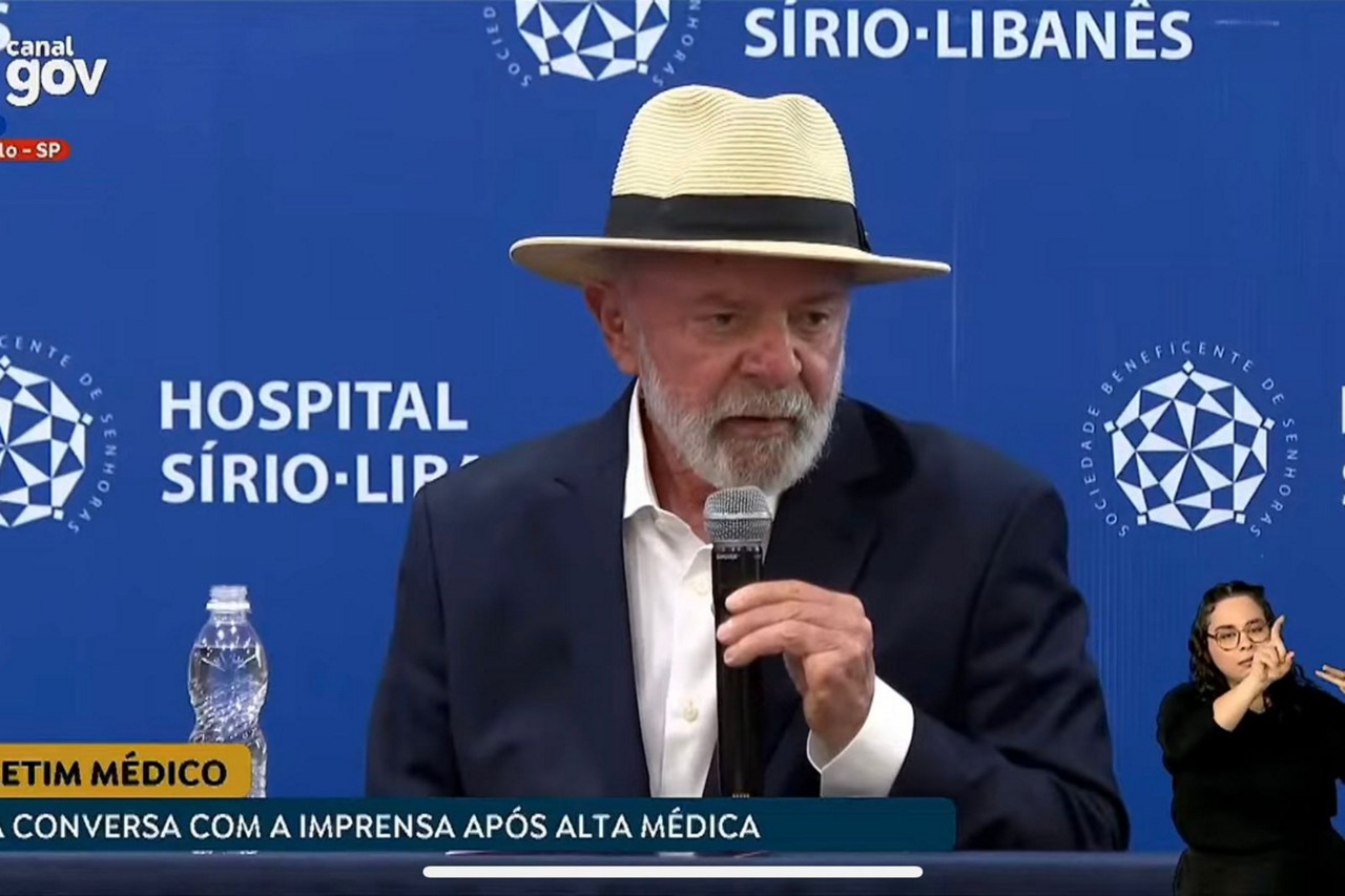 Lula apareceu na entrevista de sua equipe médica sobre alta hospitalar e conversou a imprensa