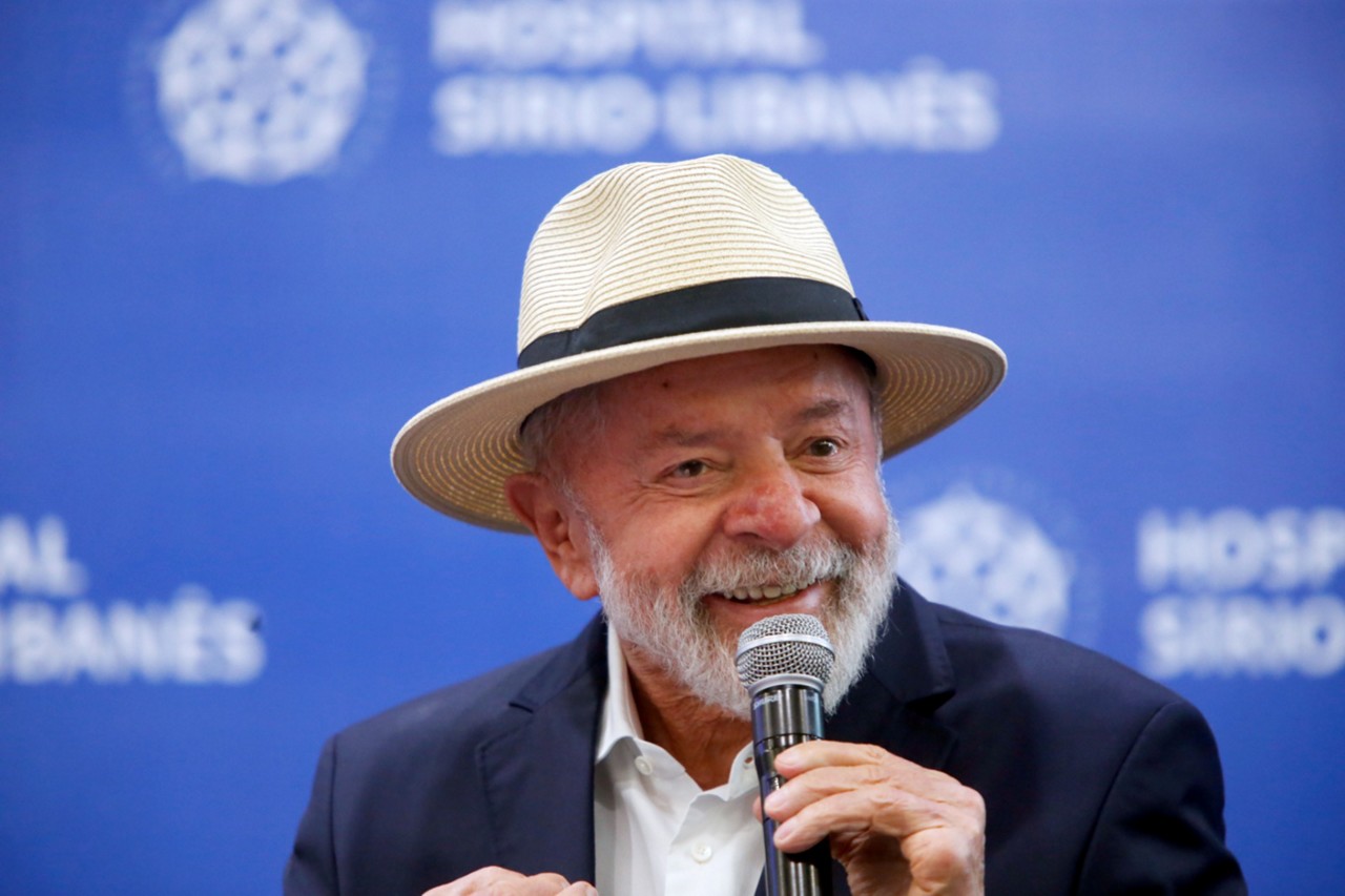 Lula deixou o hospital em 15 de dezembro com chapéu para esconder os curativos na cabeça