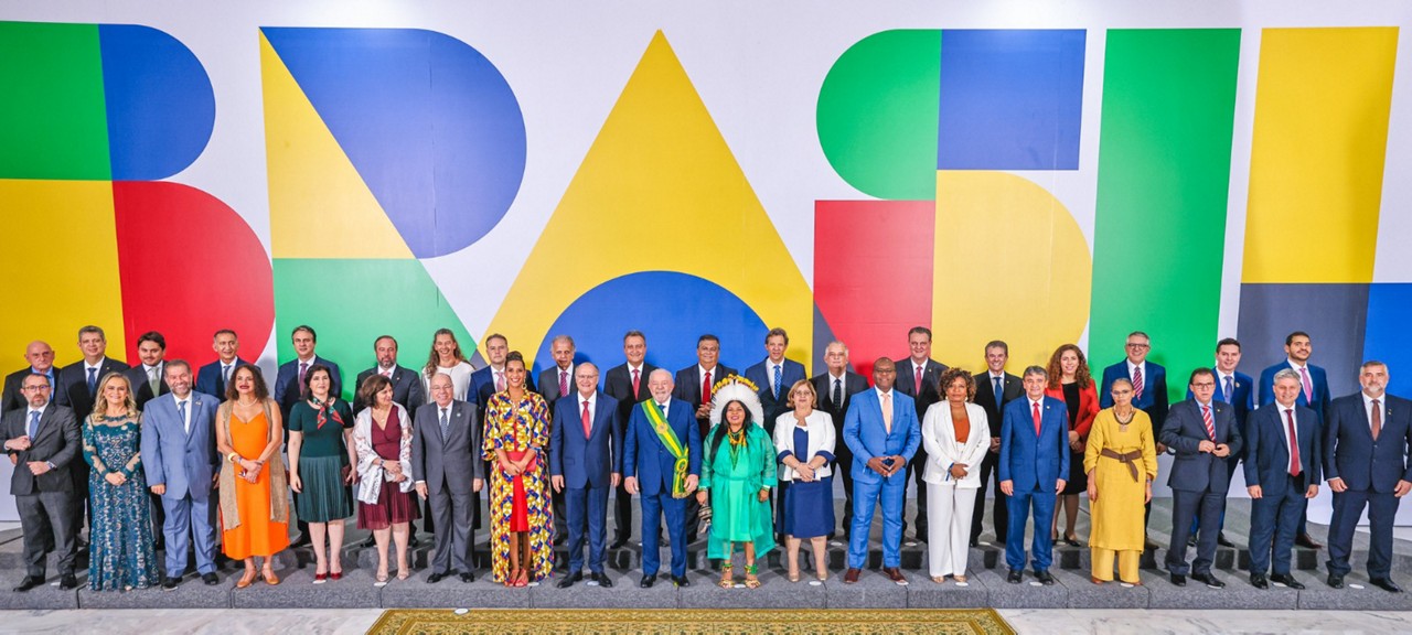 O presidente Lula na primeira foto oficial com os ministros de seu governo, em 1º de janeiro de 2023