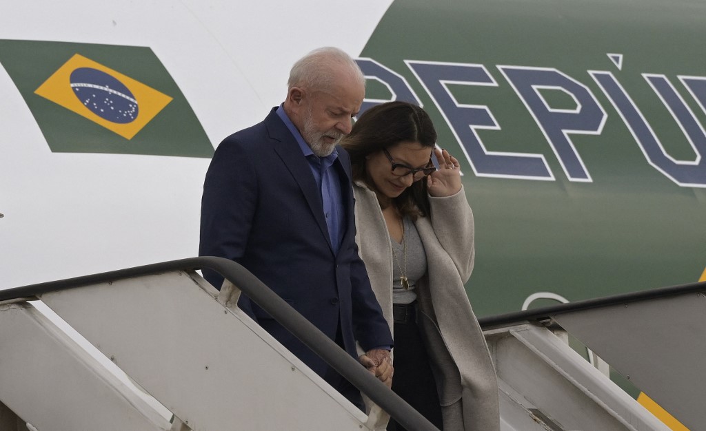 Lula e Janja descem de avião presidencial no Aeroporto Internacional Felipe Ángeles, que fica a uma hora da Cidade do México