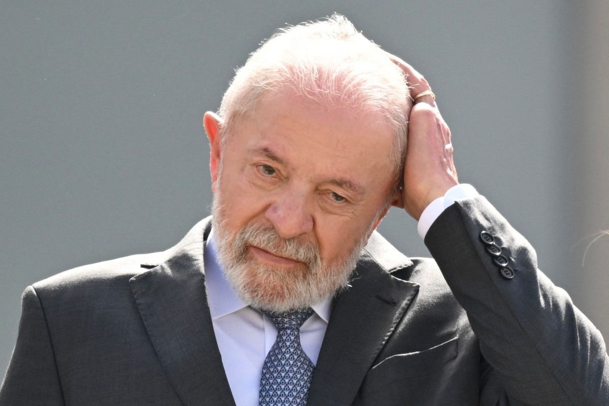 O presidente do Brasil, Luiz Inácio Lula da Silva, gesticula durante um desfile militar de boas-vindas ao presidente de Angola, João Lourenço, no Palácio do Planalto, em Brasília, em 23 de maio de 2025