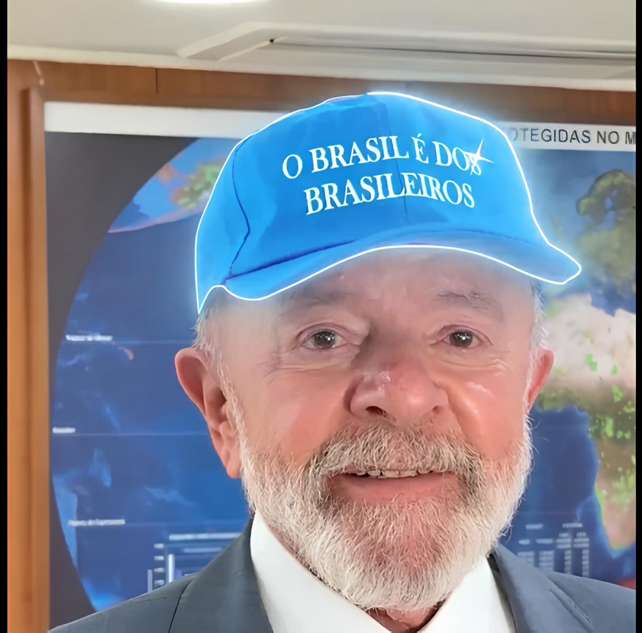 Lula apareceu nas redes sociais com o boné idealizado por seu marqueteiro Sidônio Palmeira