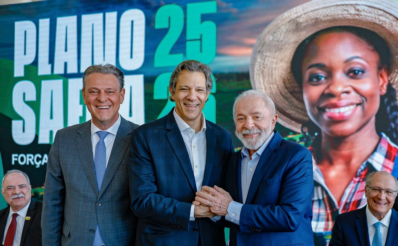 O ministro da Agricultura, Carlos Fávaro; o ministro da Fazenda, Fernando Haddad; e o presidente Luiz Inácio Lula da Silva, durante a cerimônia de Lançamento do Plano Safra 2025/2026, no Palácio do Planalto