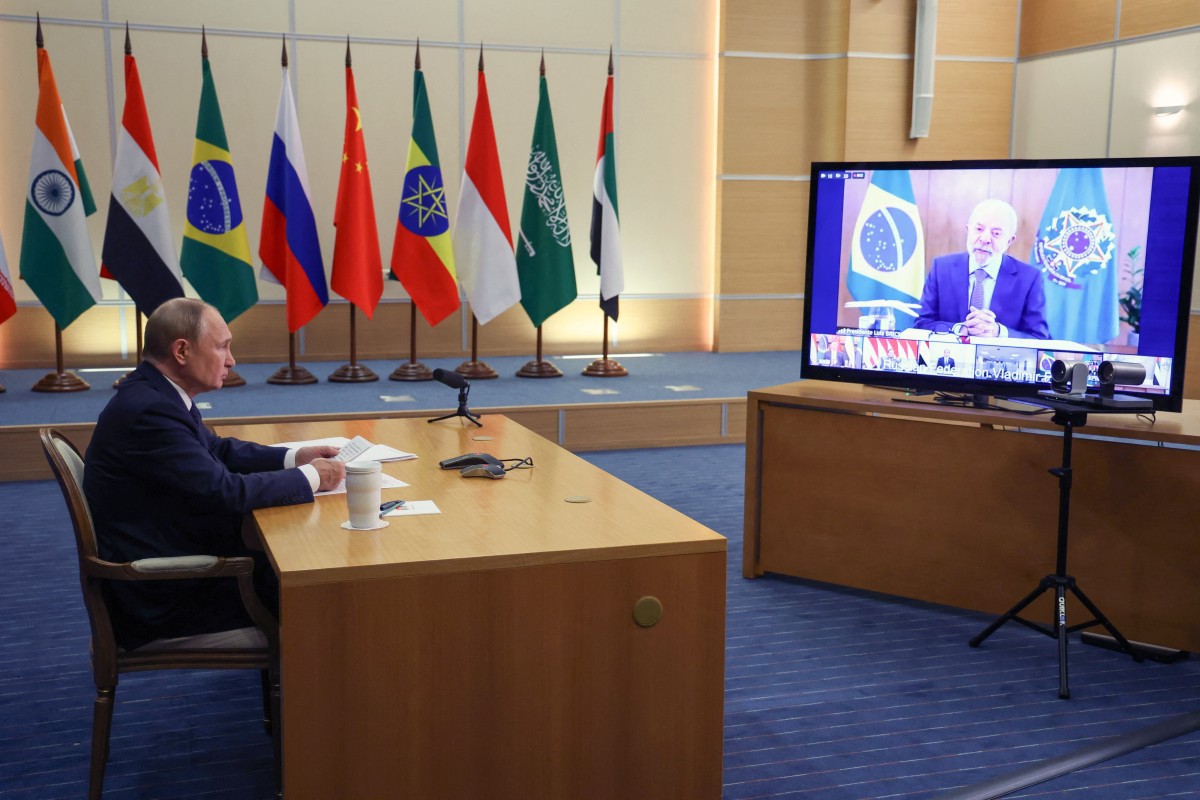 O presidente da Rússia, Vladimir Putin, assiste o pronunciamento de Lula na cúpula virtual do Brics