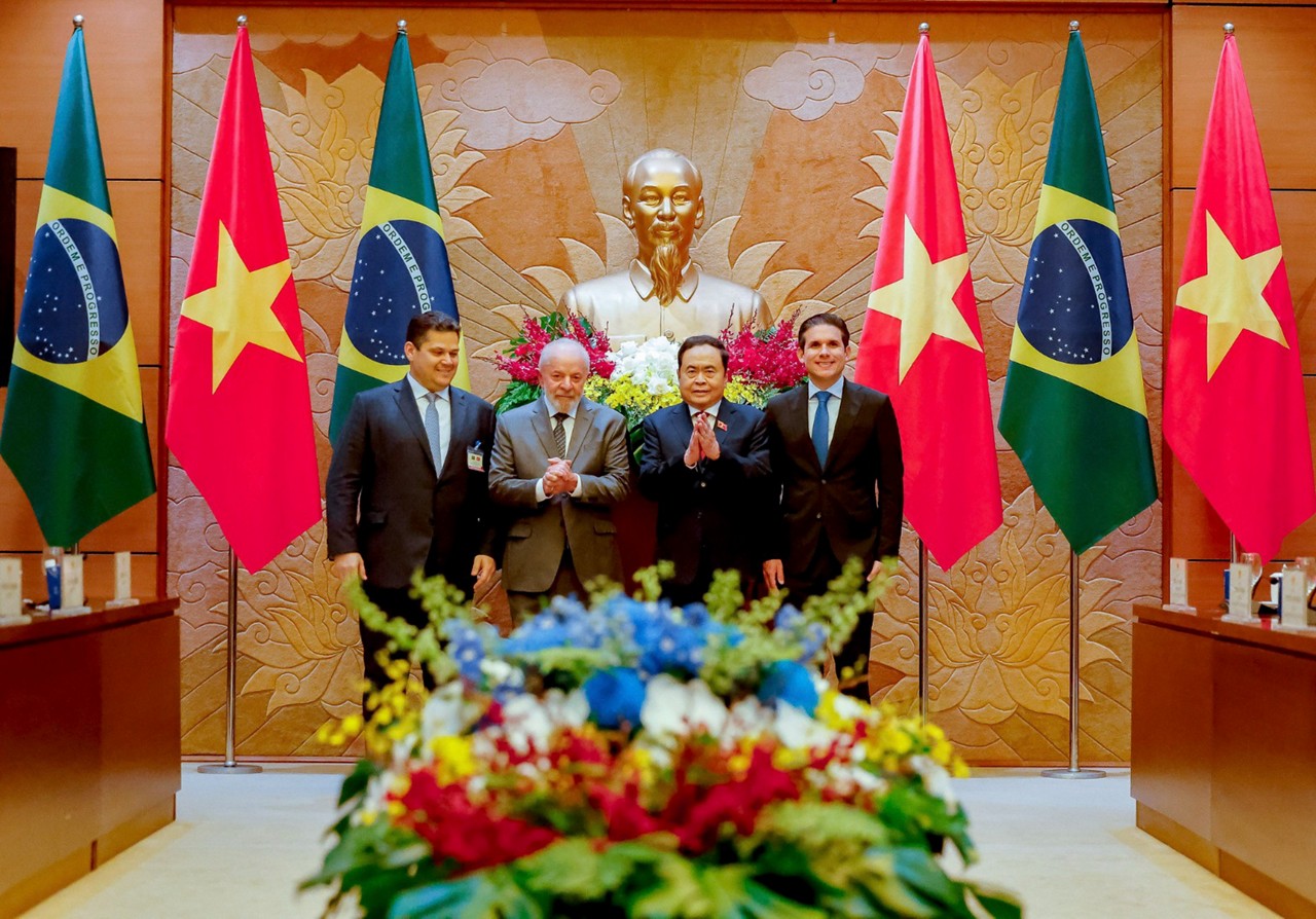 O presidente Lula e o primeiro-ministro do Vietnã, Pham Minh Chính (ao centro), em viagem oficial ao país asiático. Junto, os presidentes do Senado, Davi Alcolumbre (esq), e da Câmara dos Deputados, Hugo Motta.