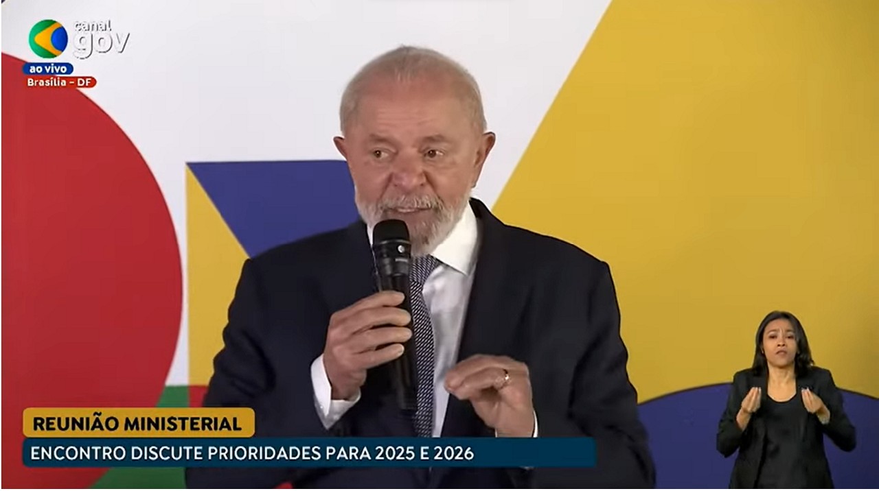 Lula cobrou de ministros maior atenção sobre decretos e portarias. Fala foi dada em reunião ministerial após crise sobre o Pix.