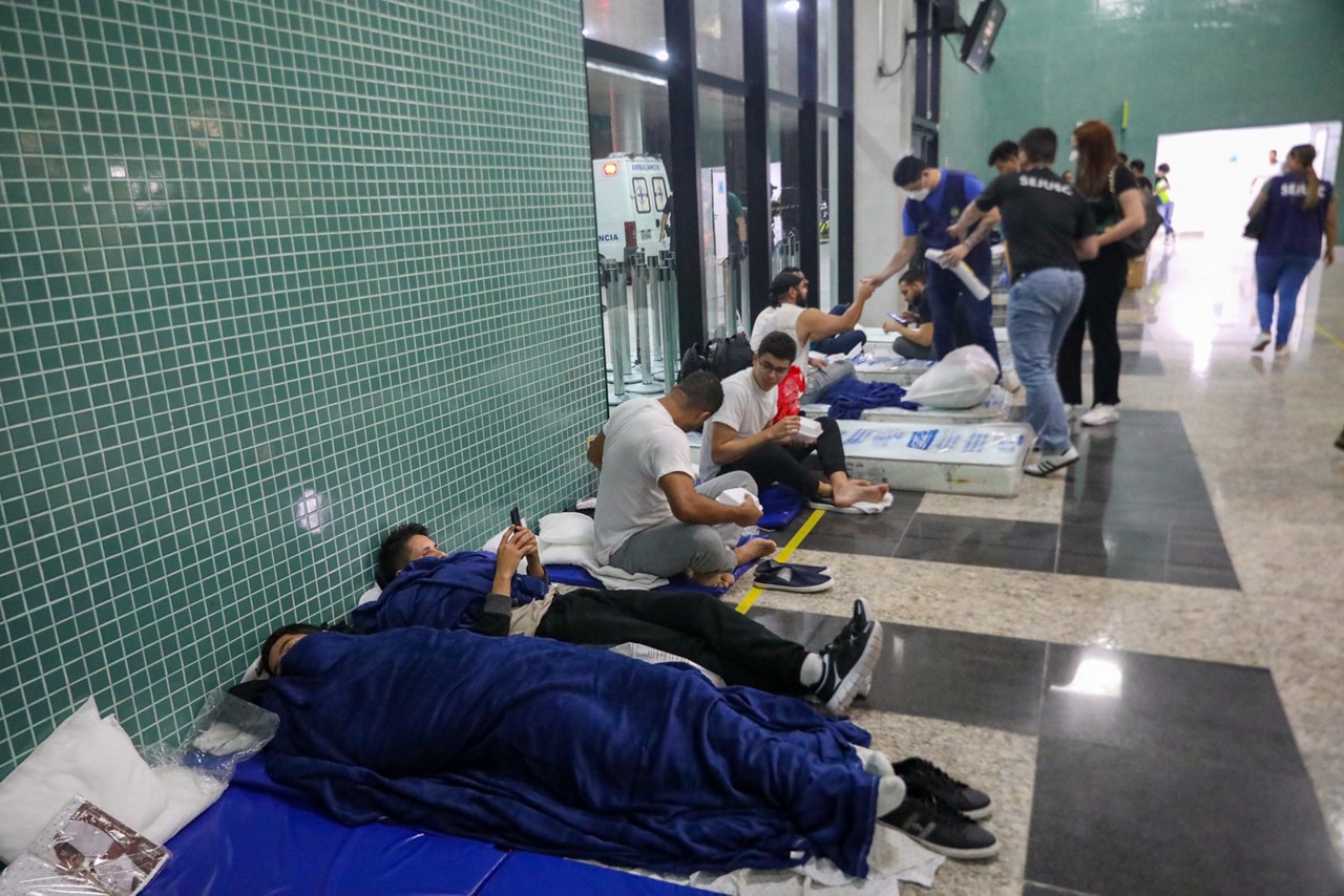 Imigrantes brasileiros deportados dos Estados Unidos receberam água, comida, colchões e atendimento médico no aeroporto de Manaus