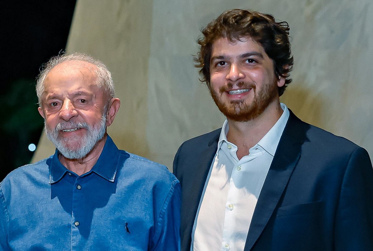 Lula ao lado de Chico Paiva, neto do ex-deputado Rubens Paiva, em sessão do filme 'Ainda Estou Aqui' cerca de uma semana antes do Oscar