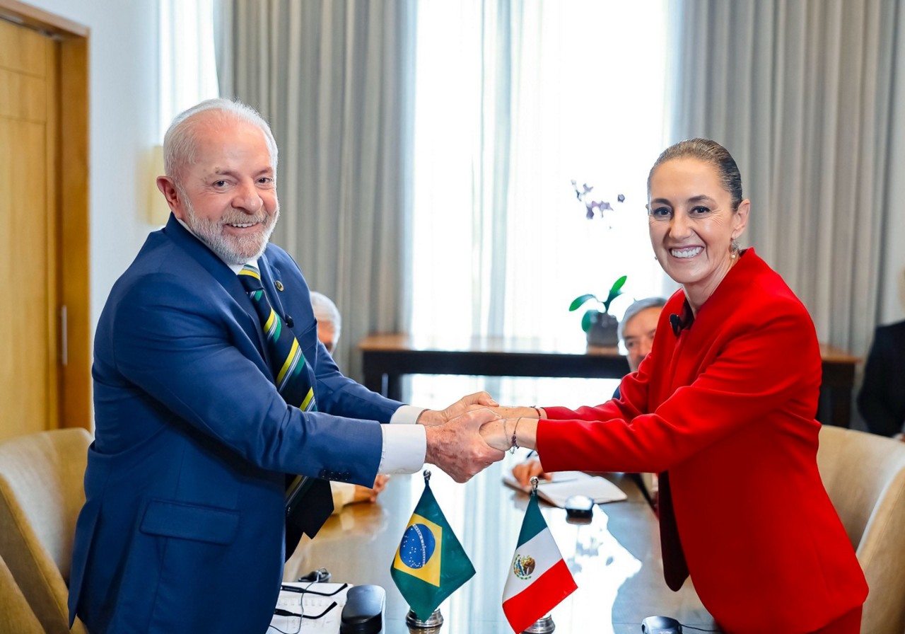 Lula e a presidente do México, Claudia Sheibaum, durante encontro em Honduras em abril de 2025