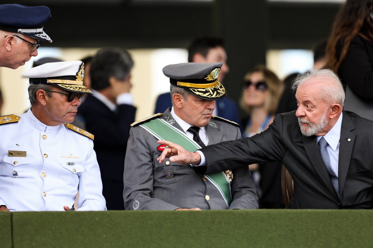 Lula em conversa com o comandante da Marinha, Marcos Sampaio Olsen
