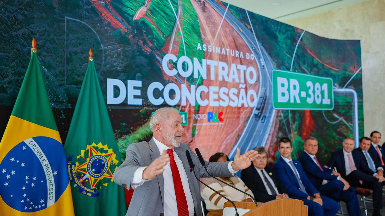 Lula e seus ministros fizeram fortes críticas a Zema em evento de assinatura da concessão da BR-381