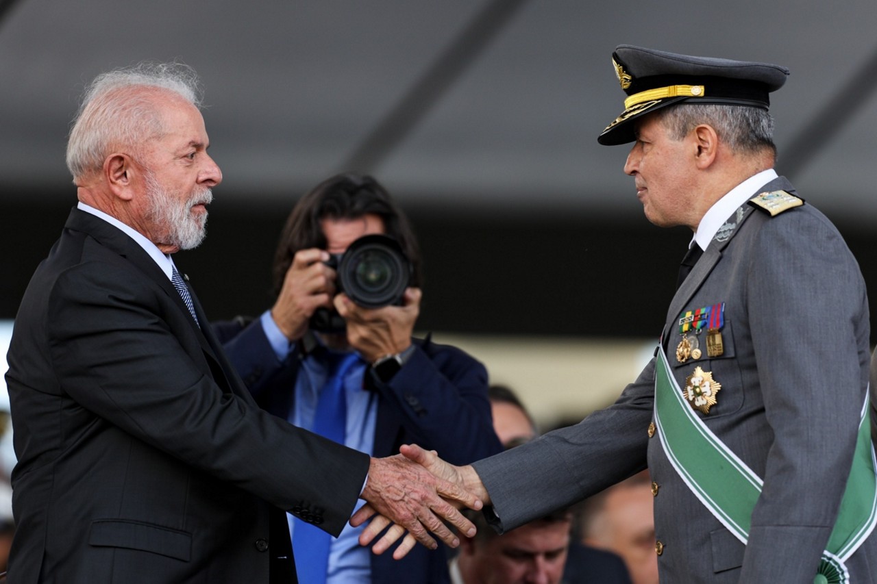 O presidente Luiz Inácio Lula da Silva e o comandante do Exército, general Tomás Ribeiro Paiva, durante celebração do Dia do Exército, em solenidade em abril deste ano. 