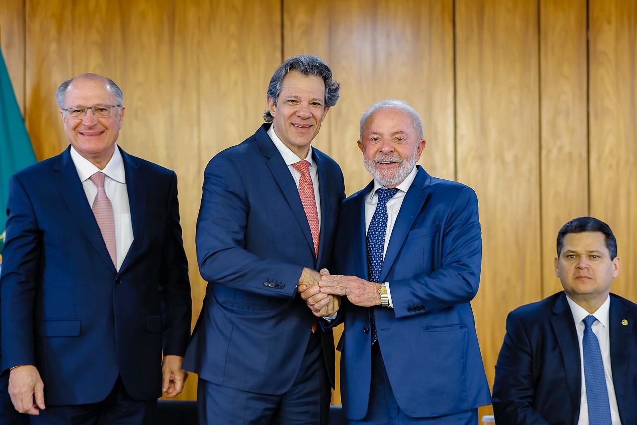 Geraldo Alckmin, Fernando Haddad, Lula e Alcolumbre, durante cerimônia de assinatura da Medida Provisória “Brasil Soberano”, no Palácio do Planalto