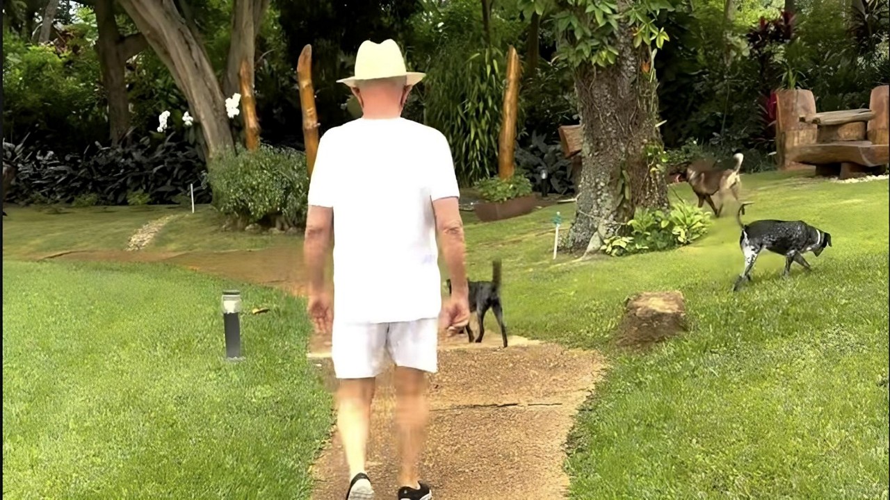 Lula faz caminhada no jardim do Palácio da Alvorada, em Brasília