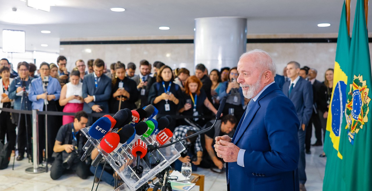O presidente Luiz Inácio Lula da Silva em entrevista a jornalistas que fazem a cobertura diária do Palácio do Planalto; a interação é a primeira do ano e em formato implementado pelo novo ministro da Secretaria de Comunicação, Sidônio Palmeira