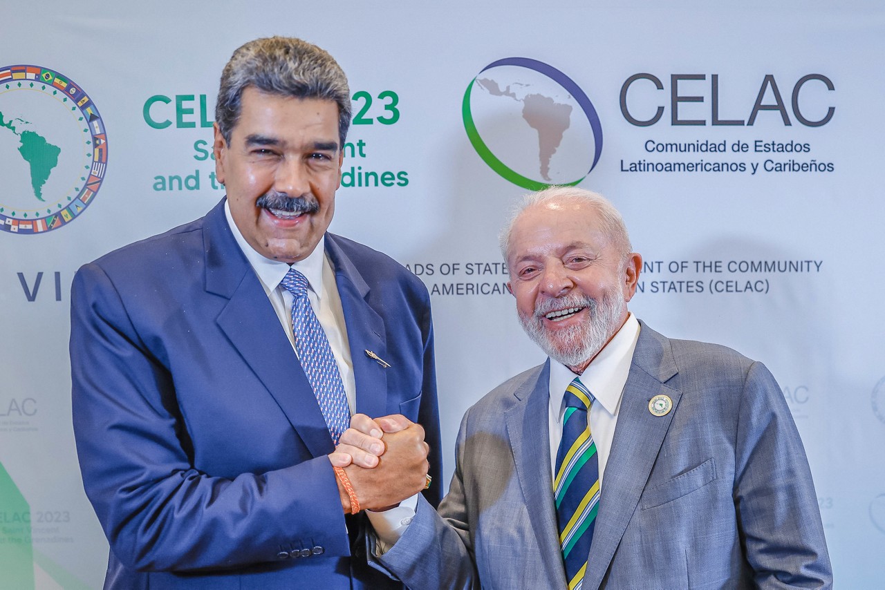 Nicolás Maduro em encontro com Lula em Kingstown, capital de São Vicente e Granadinas, quando foi discutida a crise de Essequibo, que envolve a Guiana