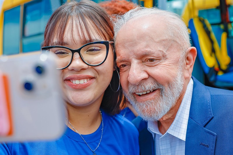 O presidente Lula voltou a gravar e publicar uma mensagem de otimismo aos jovens que farão provas do Enem neste domingo; na foto, ele aparece com uma estudante na cerimônia de anúncios para a área de educação na Bahia, no Parque de Exposições Agropecuárias de Salvador