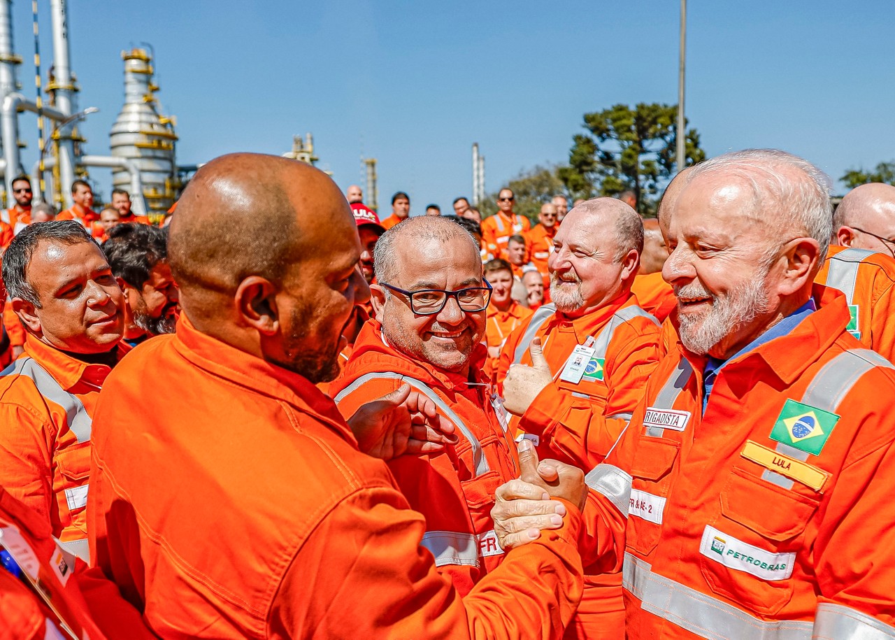 Lula  é cumprimentado pelos trabalhadores readmitidos pela Ansa: unidade estava parada desde 2020 e será reaberta depois que o investimento na produção de fertilizantes voltou a fazer parte do portfólio da Petrobras