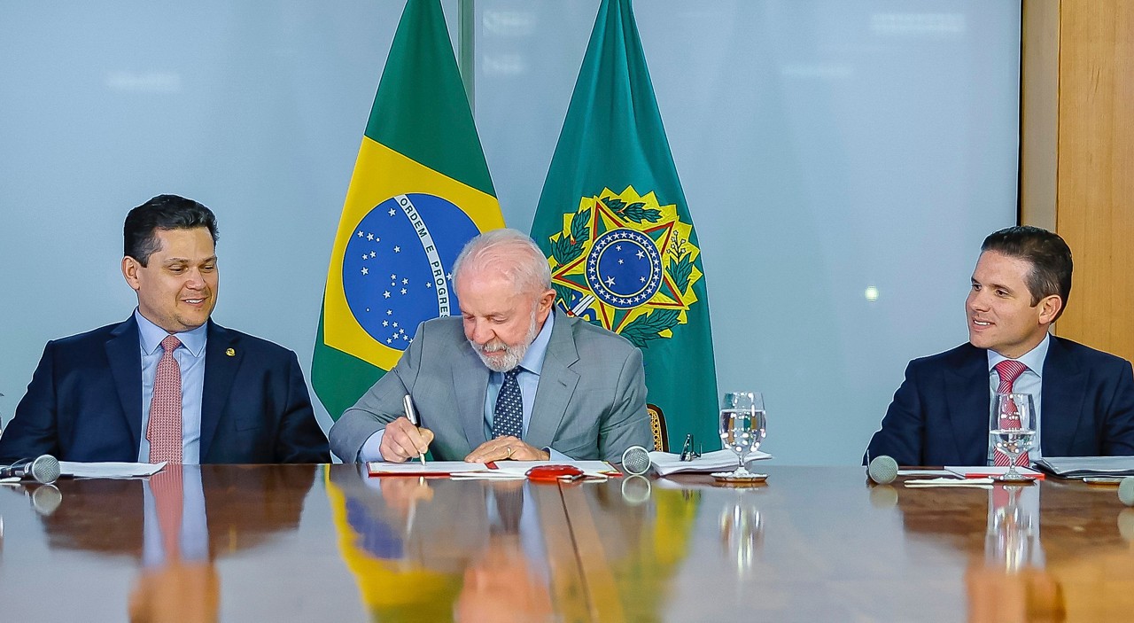 Presidente do Senado, senador Davi Alcolumbre, Presidente da República, Luiz Inácio Lula da Silva, presidente da Câmara, Hugo Motta, durante entrega da PEC da Segurança Pública, no Palácio do Planalto.