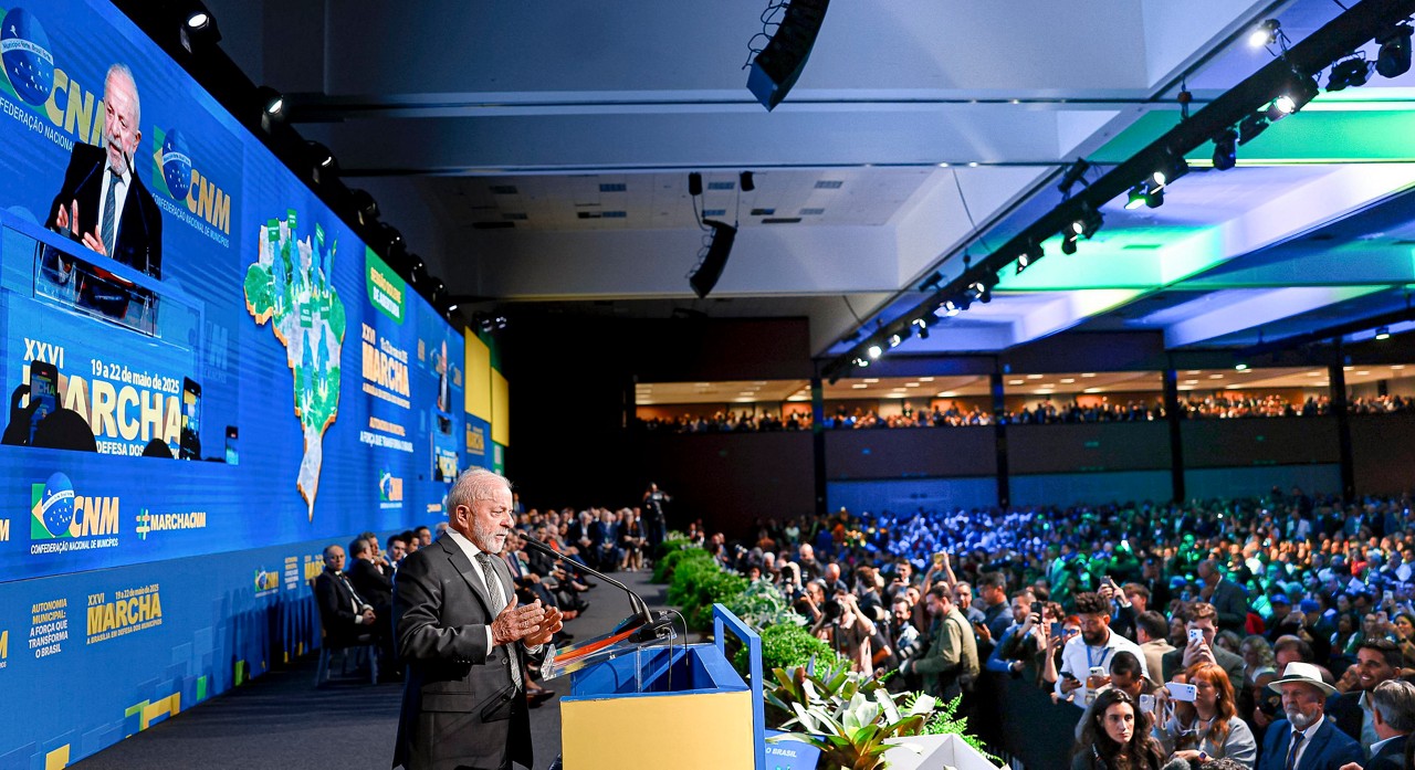 Lula pediu aos prefeitos que todos passema a resolver impasses 'na mesa de negociação', e não na Justiça