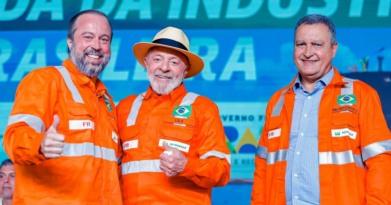 Lula, o ministro de Minas e Energia, Alexandre Silveira, e o ministro da Casa Civil, Rui Costa, durante cerimônia de retomada da indústria naval e offshore brasileira no âmbito do Programa de Renovação da Frota Naval do Sistema Petrobras