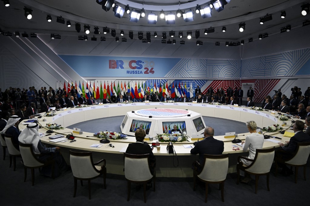 Sentados á mesa, líderes dos países que participam da 16ª Cúpula dos Brics, que acontece em Kazan, na Rússia