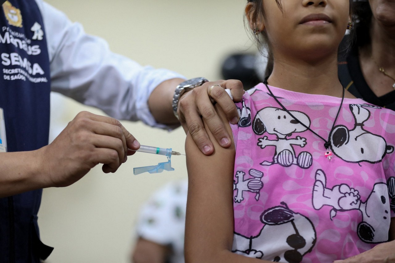 Menina recebe dose da vacina tetravalente contra dengue na Unidade de Saúde da Família (USF) Parque das Tribas, em Manaus (AM)