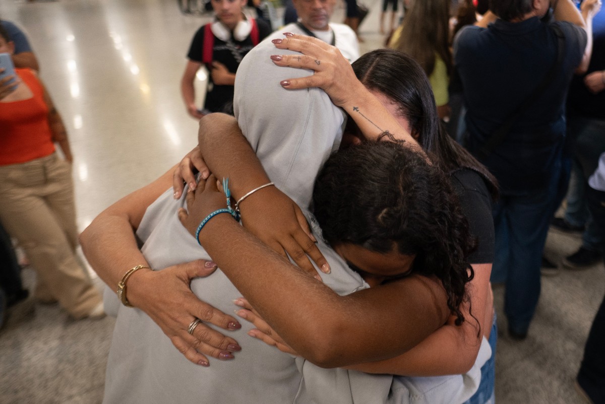 Brasileiro deportado dos Estados Unidos abraça familiares após desembarcar no Aeroporto de Confins (MG) 