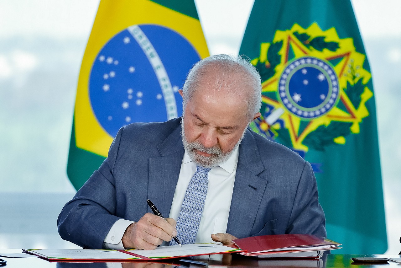 Lula assinou MP com o plano de contingência para auxílio a empresas afetadas pelo tarifaço de Trump