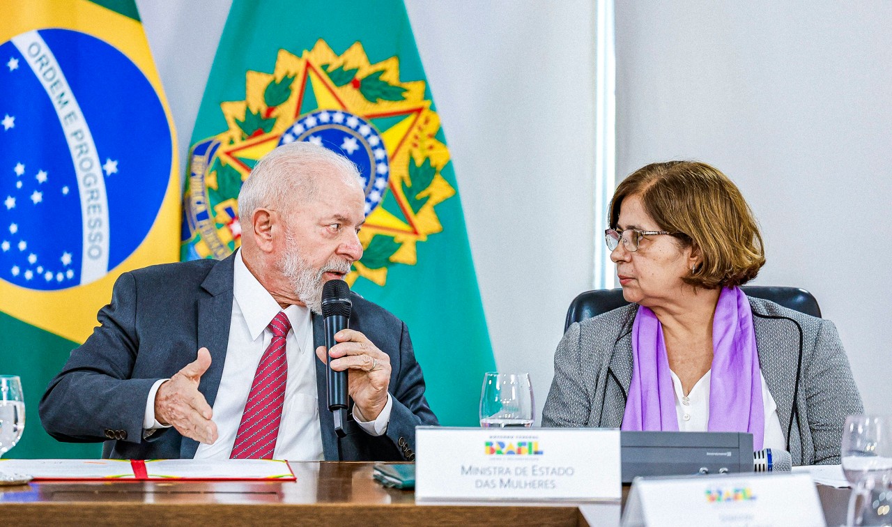 Lula e a ministra Cida Gonçalves em reunião no Palácio do Planalto