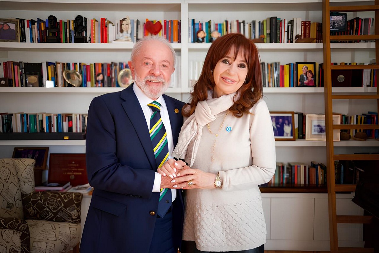 Lula visitou a ex-presidente argentina Cristina Kirchner, que está presa em regime domiciliar