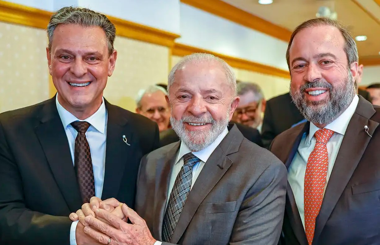 Presidente Lula com os ministros Carlos Fávaro (esq) e Alexandre Silveira, durante agenda no Japão