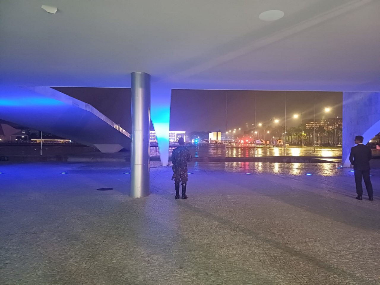Militares do Exército reforçaram a guarda do Palácio do Planalto após as explosões na Praça dos Três Poderes